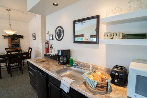 Bears Den B&B And Lodging