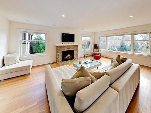 346 West Kinnear Place Home