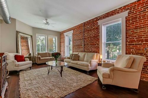 Jbh 115 W 2nd Apt #1