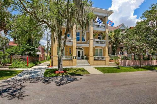 Jbh 115 W 2nd Apt #1