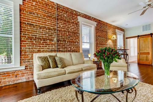Jbh 115 W 2nd Apt #1