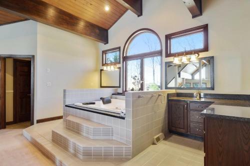 Villa Mystic Mountain W/ Log Cabin