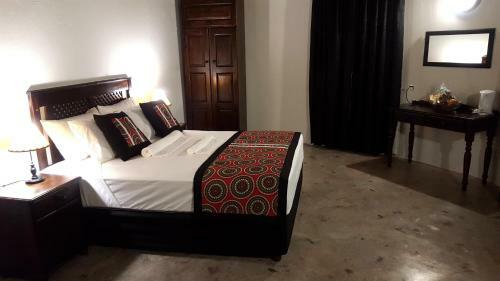 Nahakwe Lodge