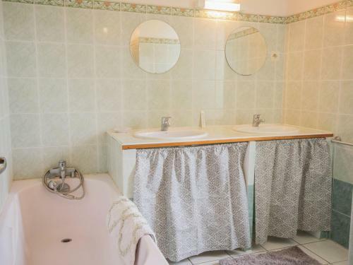 Spacious Holiday Home In Montcabrier With Garden