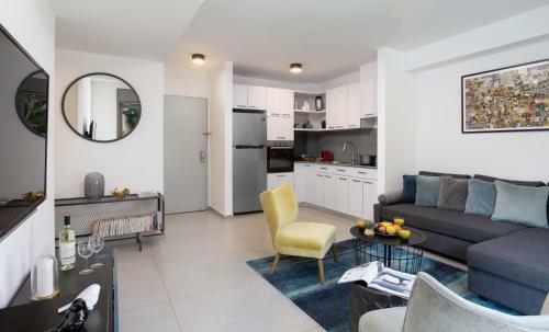 Modern Apartment Close To The Beach - By Holyguest