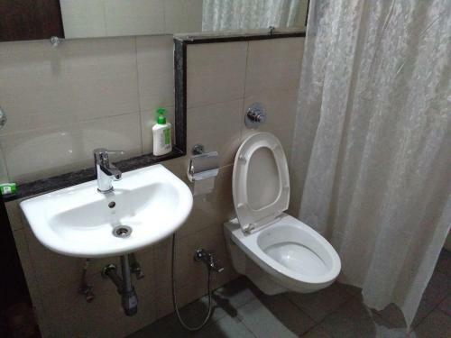 Hostal 3bhk Pure Veg Apartment In Amanora