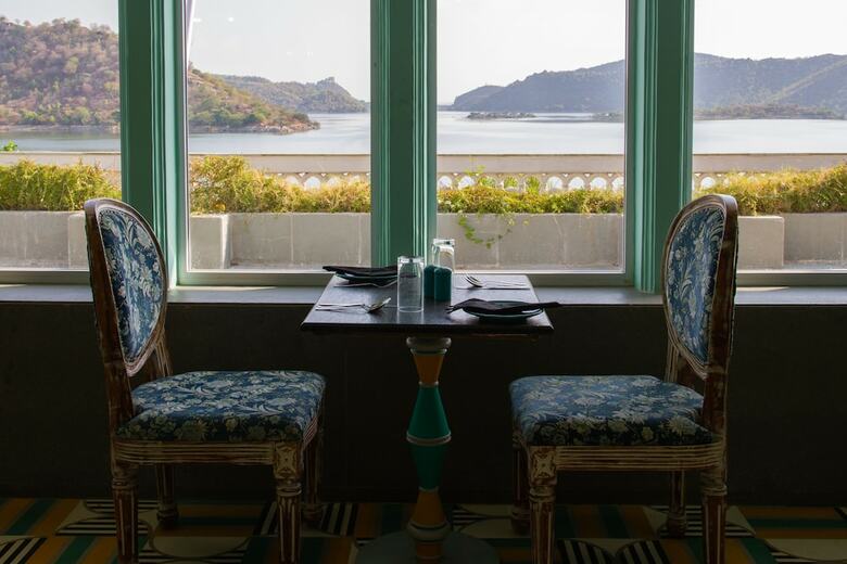 Hotel Jaisamand Island Resort