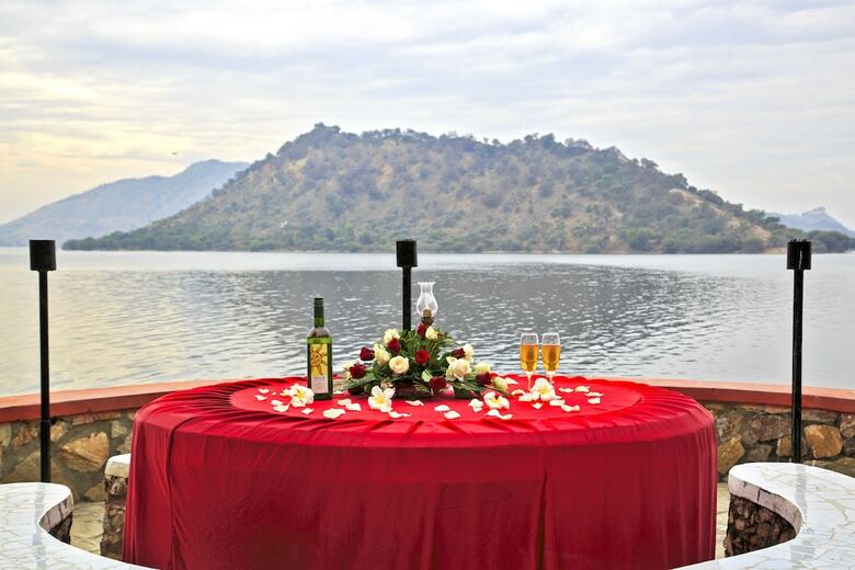 Hotel Jaisamand Island Resort