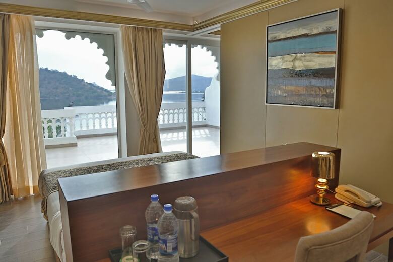 Hotel Jaisamand Island Resort