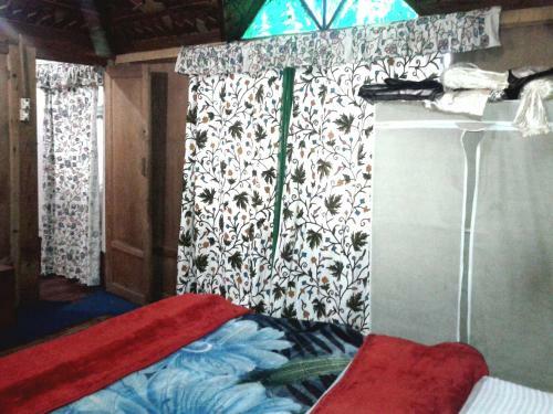 S Group Of Houseboat