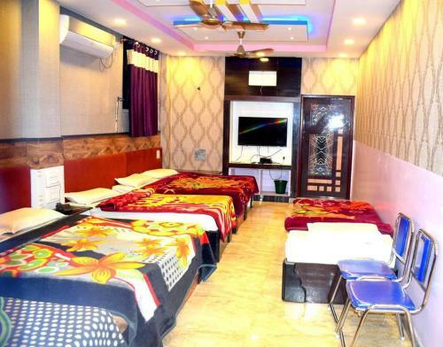 Hotel Double Bedded Room With A Single Cart Bed