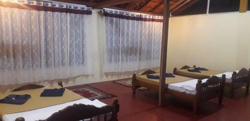Hotel 5 Mile Beach Resort