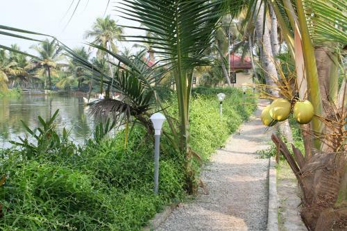 Hotel Munroe Island Lake Resort