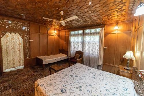Bed & Breakfast Houseboat Shama