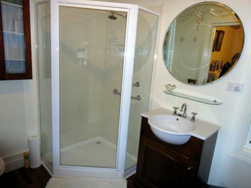 Stone's Throw Cottage Bed And Breakfast