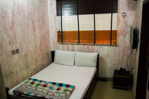 Glasshouse Hotel And Suites