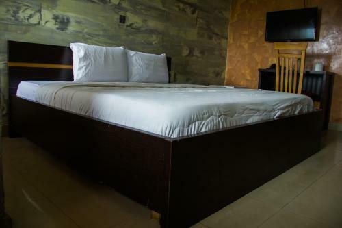 Glasshouse Hotel And Suites