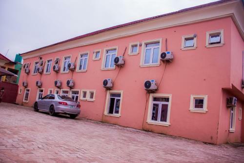 Glasshouse Hotel And Suites