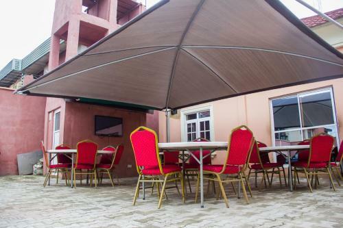 Glasshouse Hotel And Suites