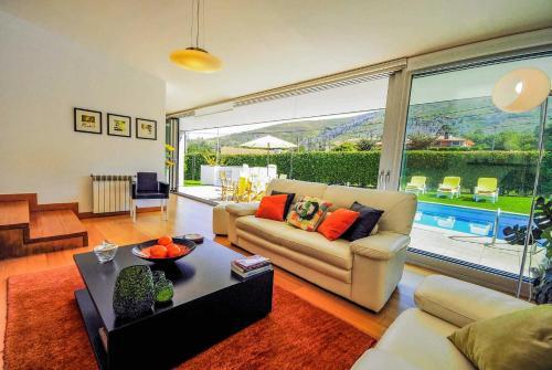 Venade Villa Sleeps 8 Air Con Wifi