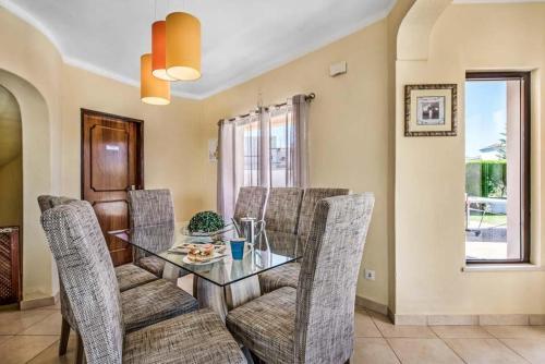 Gale Villa Sleeps 8 Pool Air Con Wifi