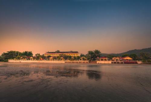 New Travel Beach Hotel & Resort