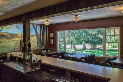 Posada Edgewater Inn & Riverside Grill