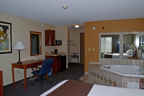 Hotel Paola Inn And Suites