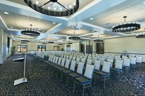 Hotel Oxford Suites Sonoma - Rohnert Park