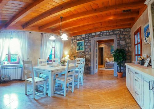 Mitrovici Villa Sleeps 8 Pool Air Con Wifi