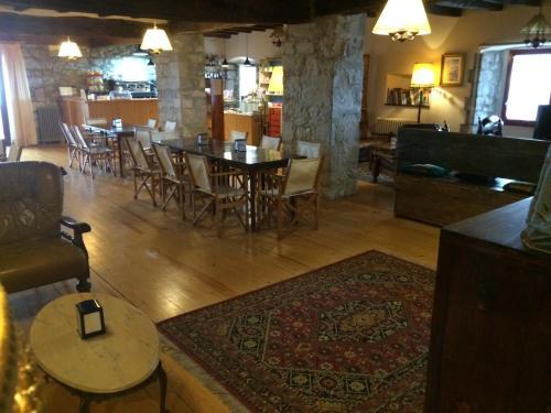 Posada Santuari Mare De D�u Del Mont Restaurant-hostatger�a