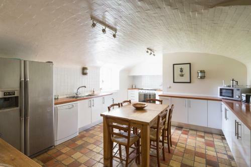 Agroturismo Saint-maclou Chateau Sleeps 28 Pool