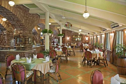 Hotel Welcomheritage Bal Samand Lake Palace