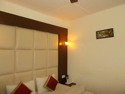 Hotel Royal Stay Near Mall Road