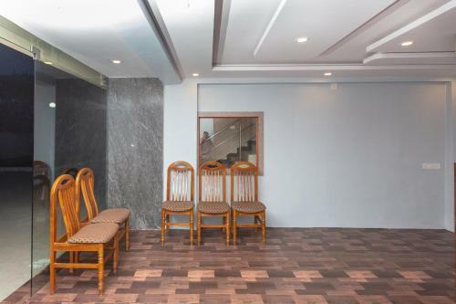 Oyo 22105 Hotel Half Moon Inn