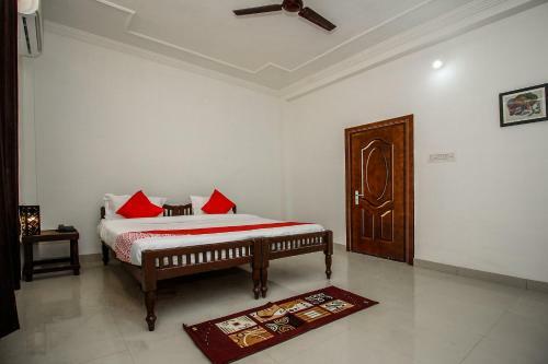 Oyo 18272 Hotel Lambodar