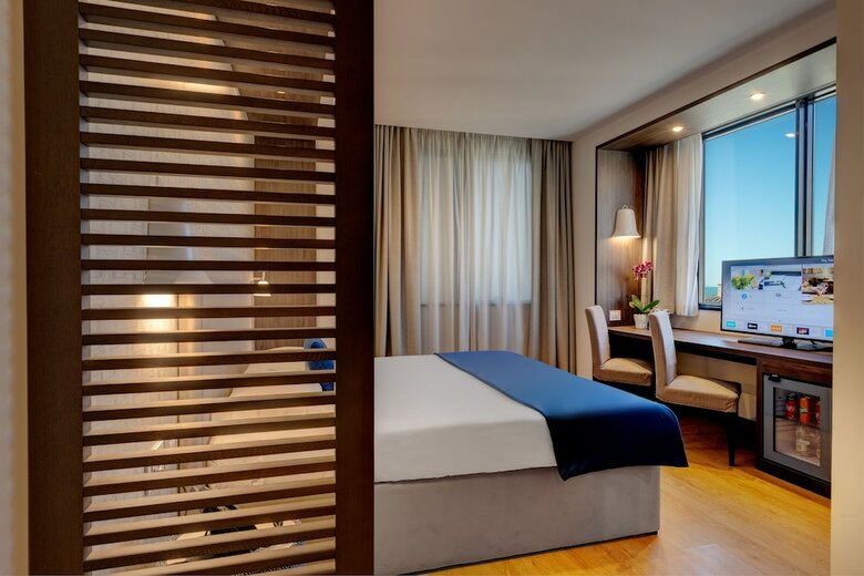 Fly Dec� Hotel