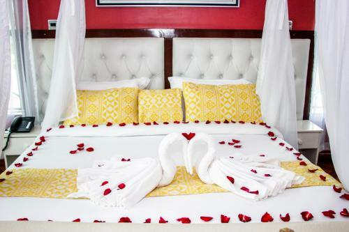 Hotel Karen Inn & Suites