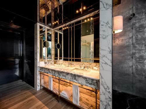 Hotel Art Paradiso, Paradise City