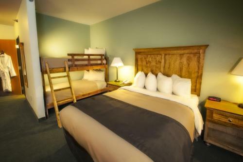 Hotel Junction Inn Suites & Conference Center