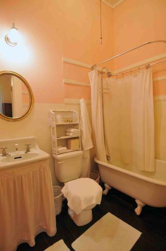 Bed & Breakfast 1872 John Denham House B And B Inn