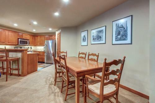 Powderhorn Lodge 419: Spearmint Suite