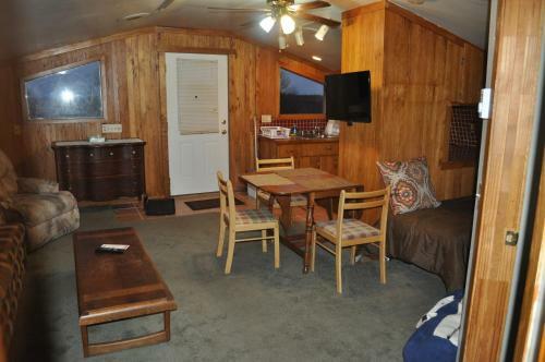 Lakewood Lodge & Restaurant