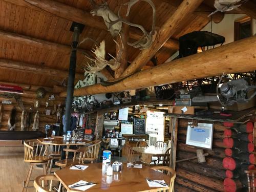 Lake Louise Lodge, Alaska