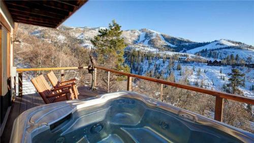 Mountain High Chalet - Quintessential Deluxe Cabin - Spectacular Views!