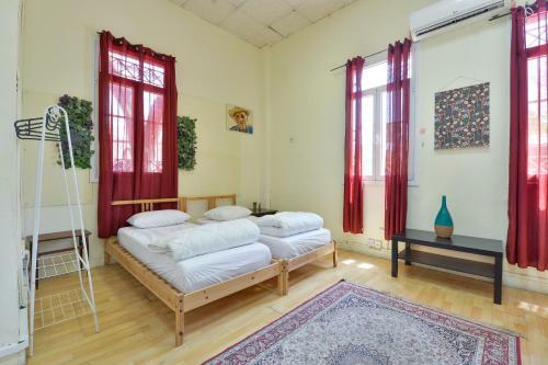 Roger�s Hostel Tel Aviv (age 18-45)