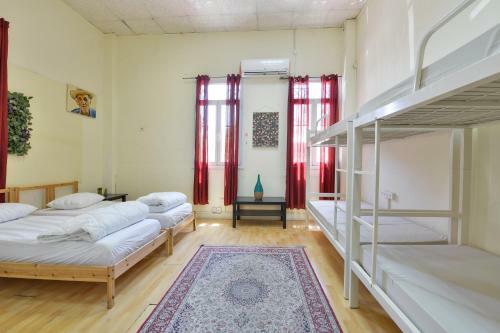 Roger�s Hostel Tel Aviv (age 18-45)