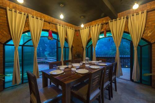 Villa Saffronstays Riverrock