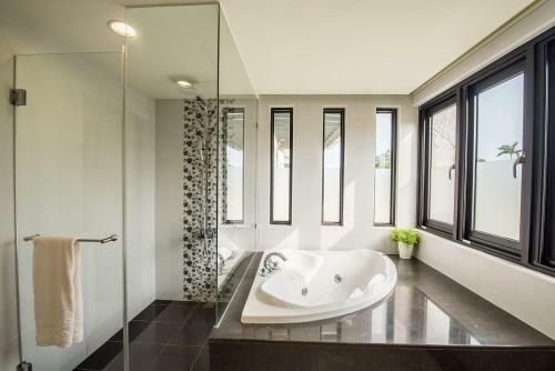 Shangri Longluan Lake One B&B