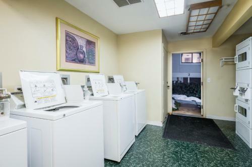 Hotel Cloverleaf Suites Overland Park
